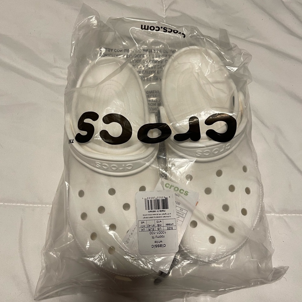 BNWT-Unisex Crocs